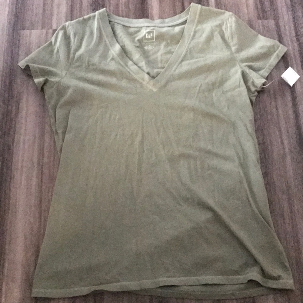Gap v-neck nwt size small